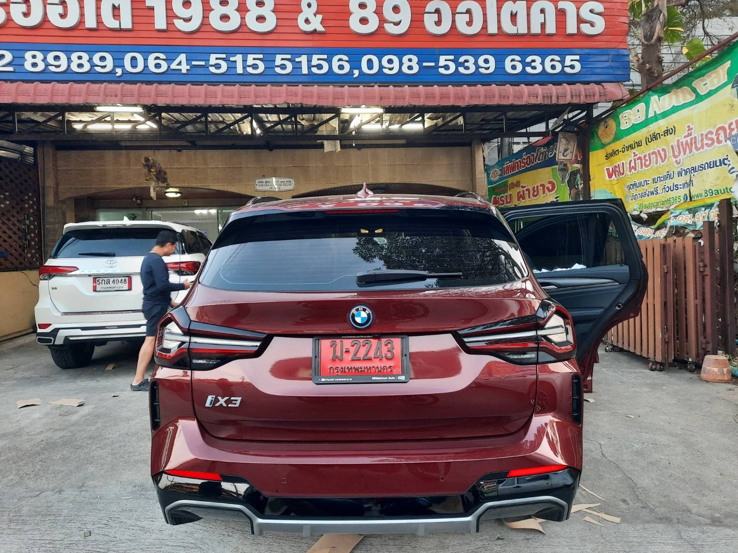 พรมรถยนต์ BMW IX3 2023 ปูพรม7D สีดำด้ายแดง + ไวนิลสีน้ำตาล เข้ารูป