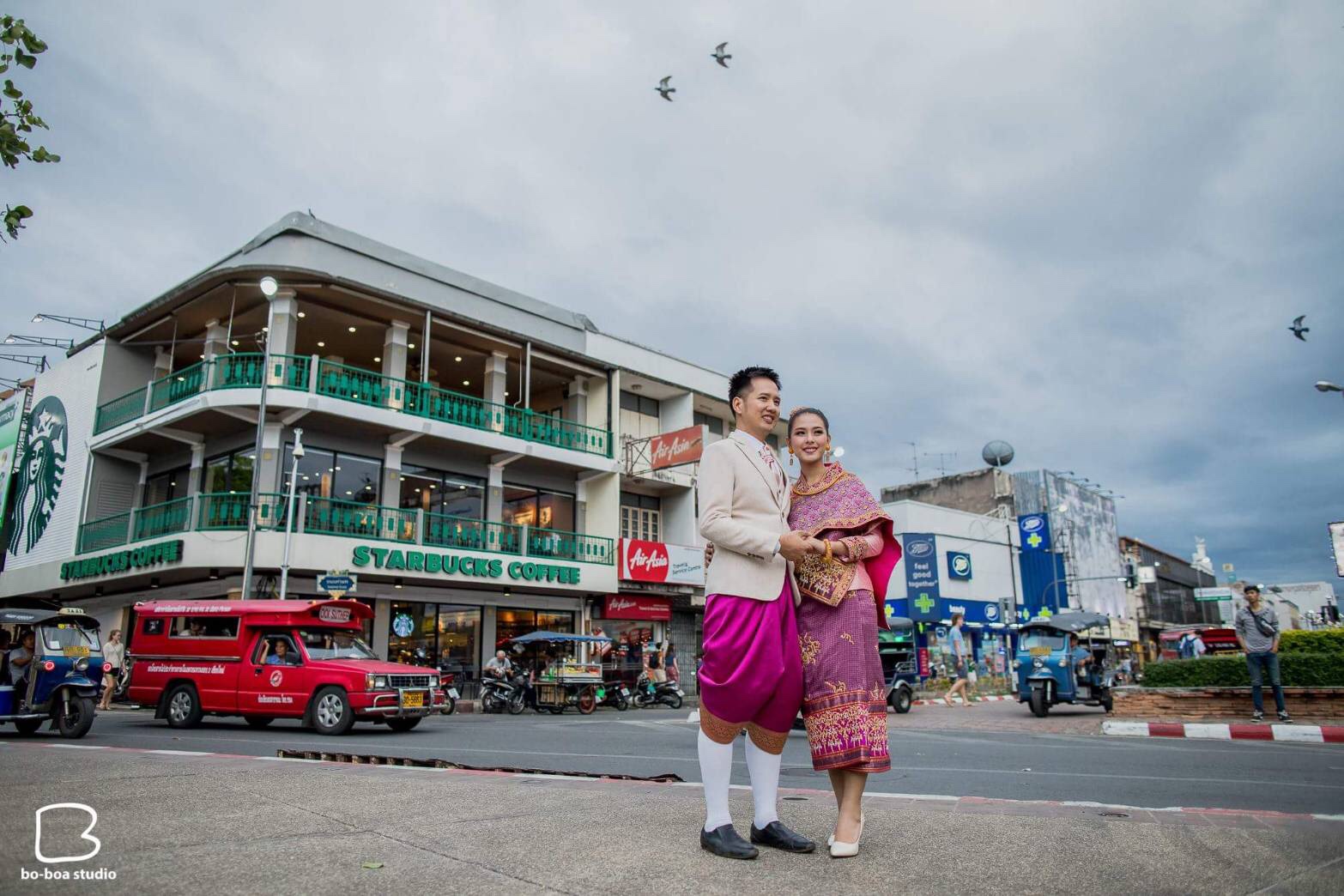 พร้อมเช่า ชุดสูทชาย ผ้าลินิน สีน้ำตาลอ่อน (พร้อมเสื้อกั๊ก)