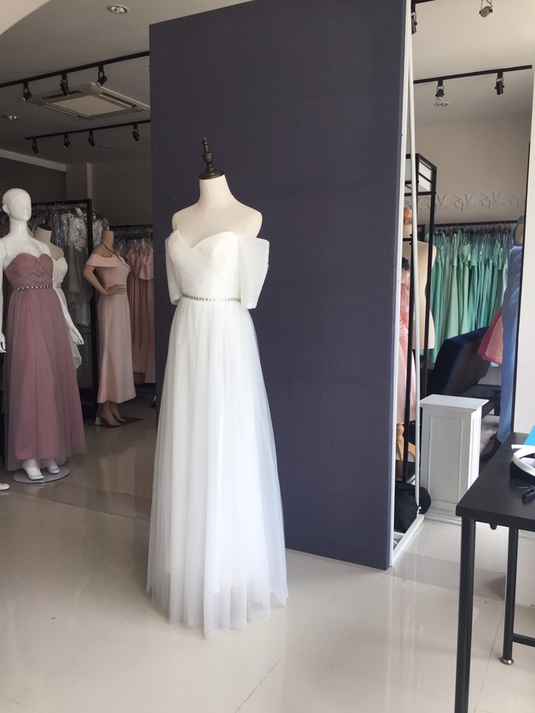 พร้อมเช่า ชุดราตรียาว & แบบปาดไหล่ สีขาว กระโปรงผ้าโปร่งตาข่ายนิ่ม ใส่สบายตัว อกจับจีบ เอวปักคริสตัลหรู (เชือกผูกหลัง)