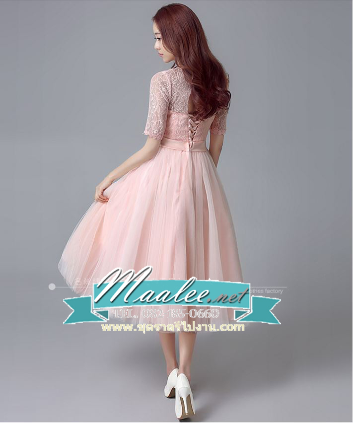 พร้อมเช่า ชุดราตรี แขนสามส่วน แต่งผ้าลูกไม้ลายกุหลาบ เอวคาดโบว์ กระโปรงผ้าตาข่ายนิ่ม สีชมพู