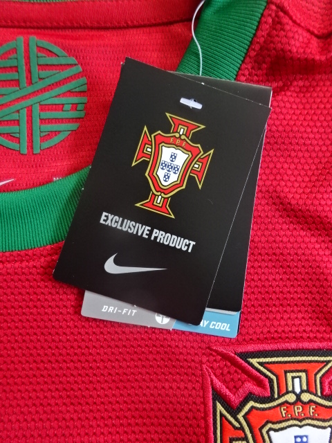 เสื้อฟุตบอล ทีมชาติโปรตุเกส ชุดเหย้า ชุดลุยศึกยูโร 2012 ใหม่ M-Size / PORTUGAL Football Shirt Home Kit EURO 2012 Jersey NEW M-Size