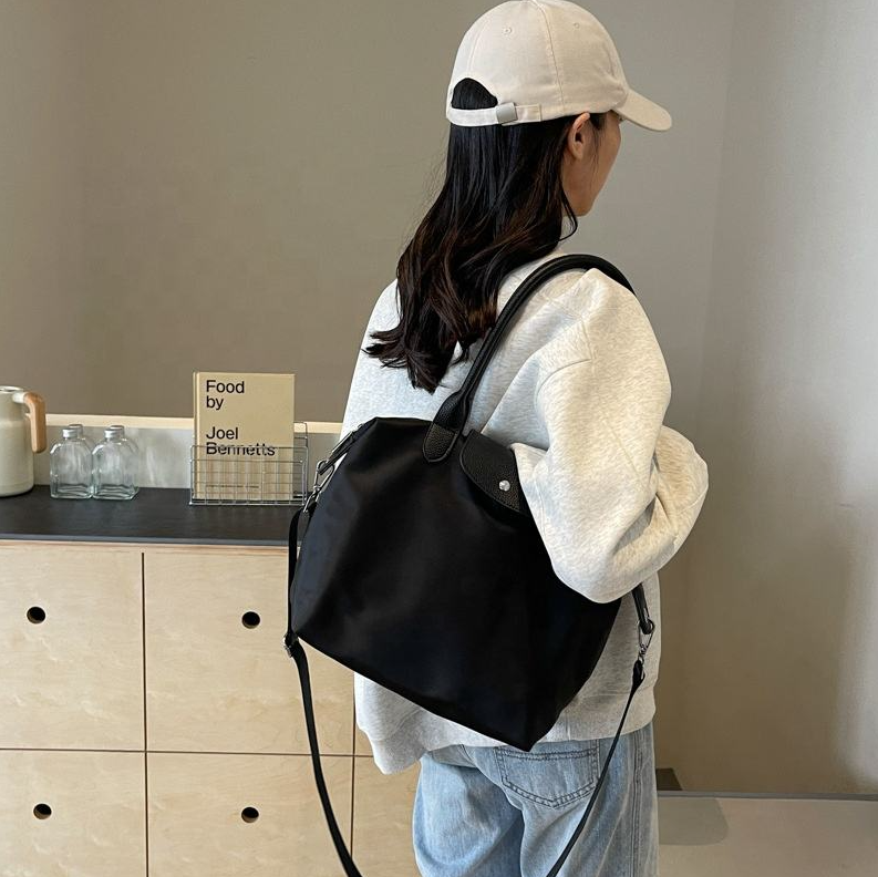 กระเป๋าเดินทางแบบหิ้วพร้อมสายสะพายข้าง รุ่น 6820 ขนาด ก.43*ส.29*ก้น 18 ซม.