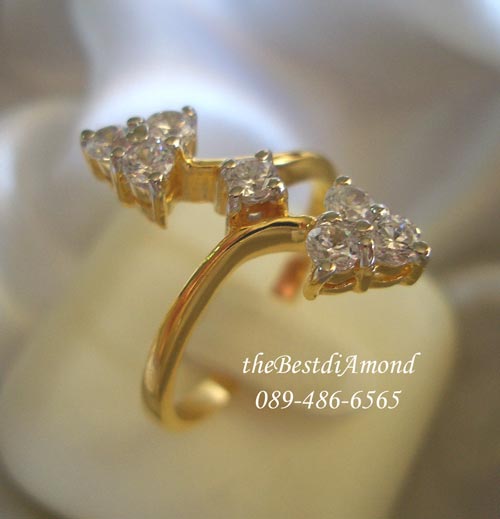 RL017+++แหวนเอี้ยวรูปดอกจิก+++สุดสวยกับดีไซน์เก๋ไก๋ ดูทันสมัยมาก แหวนเอี้ยวโดยตรงปลายทั้งสองข้างคล้ายๆรูปดอกจิก เชื่อมด้วยเพชร 1 เม็ด น่ารักมากๆๆๆ