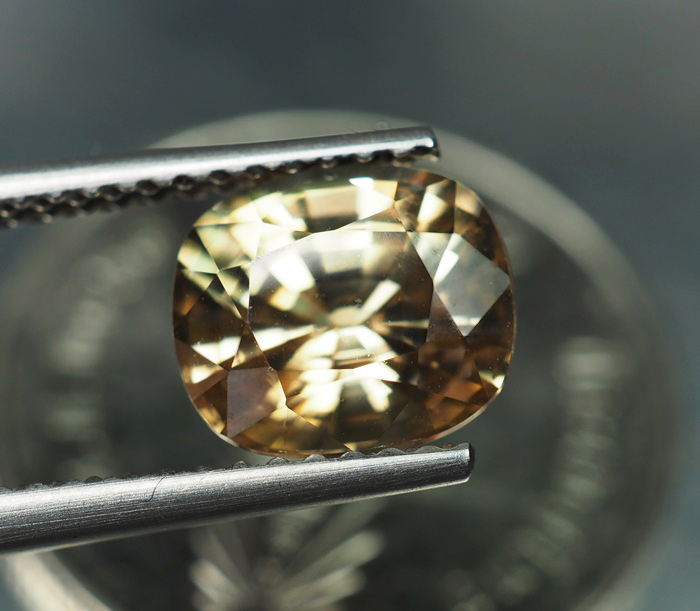 เพทายกัมพูชา 2.85 กะรัตสีน้ำตาลอ่อนปนเหลือง