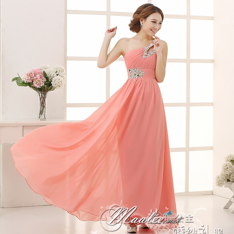 พร้อมเช่า ชุดราตรียาว ไหล่เดียว สีส้ม ผ้าชีฟอง แต่งเลื่อม+มุก ช่วงเนินอกและเอว