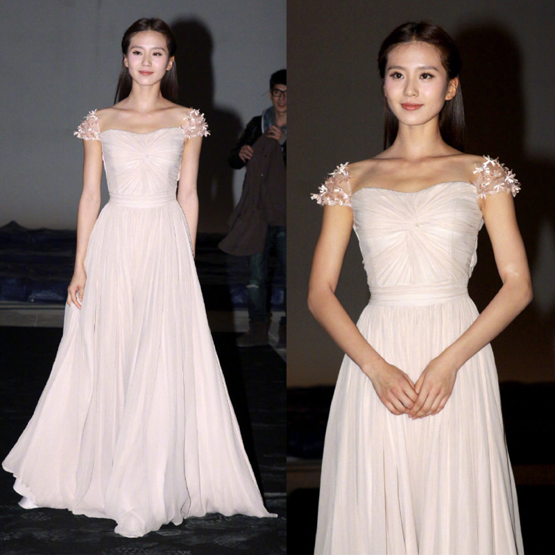 พร้อมส่ง ชุดราตรียาว สีขาว จับเดรปอกรูปหัวใจ ไหล่แต่งดอกไม้ 3 มิติสวยหวาน