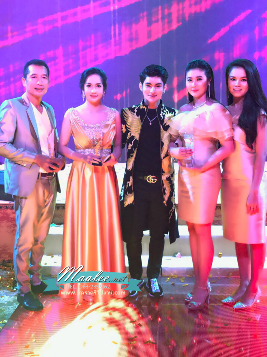 พร้อมเช่า ชุดราตรียาว สีทอง คอวี จับเดรปหน้าอก ปักเลือมช่วงอกและเอว