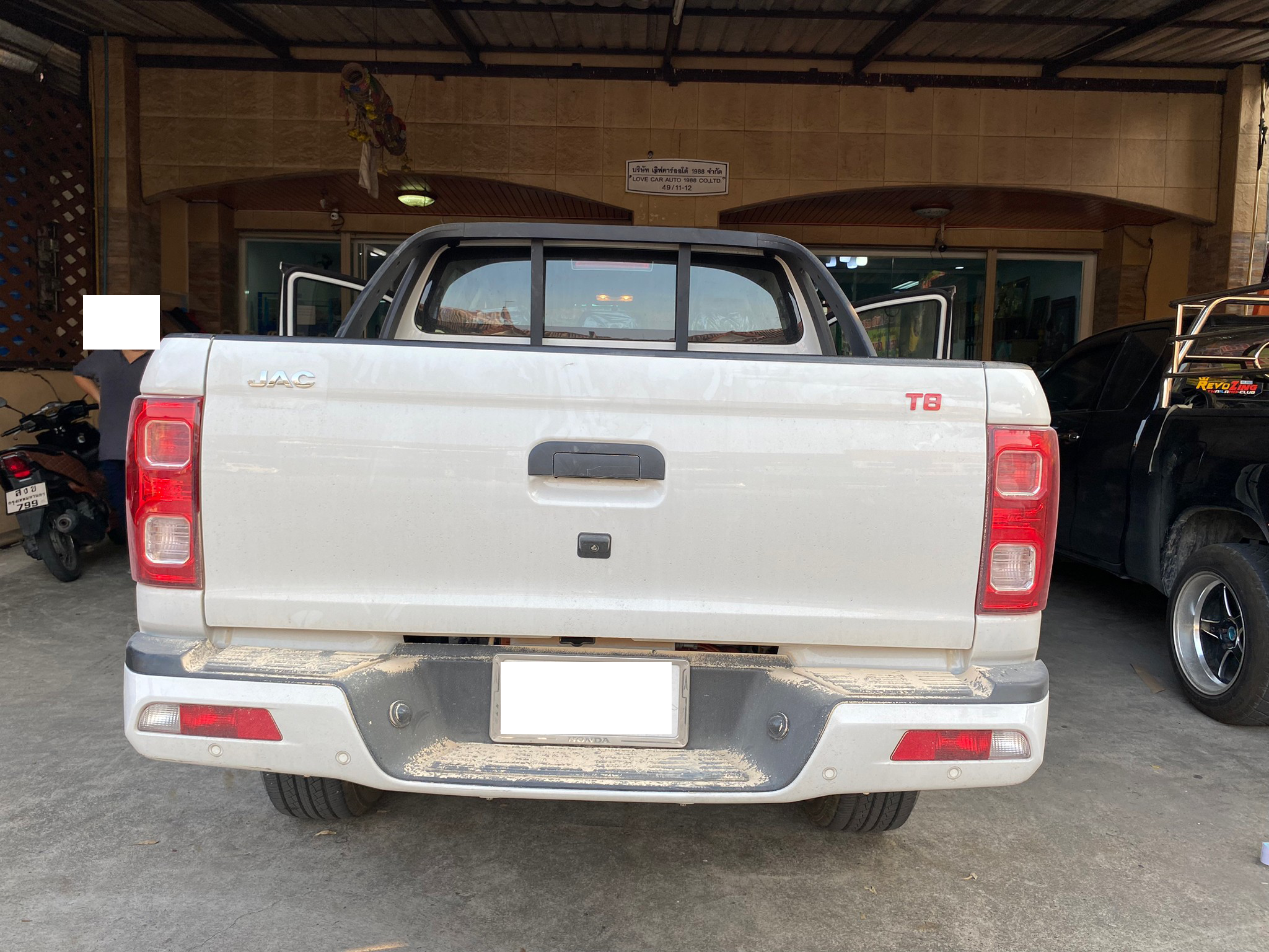 พรมปูพื้นรถยนต์ JAC T8 พรม6D สีดำด้ายดำ เข้ารูป เต็มคัน