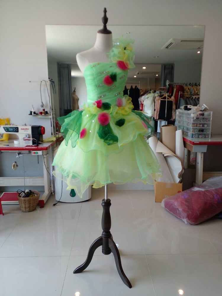 พร้อมเช่า ชุดแฟนซี ชุดราตรีสั้น ไหล่เดียว สีเขียว/เหลือง แต่งดอกไม้หลากสี ชายหยัก ฟูสวย