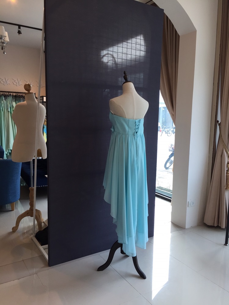 พร้อมเช่า ชุดราตรีสั้น เกาะอก หน้าสั้นหลังยาว แต่งดอกเพิ่มคริสตัล สีฟ้า