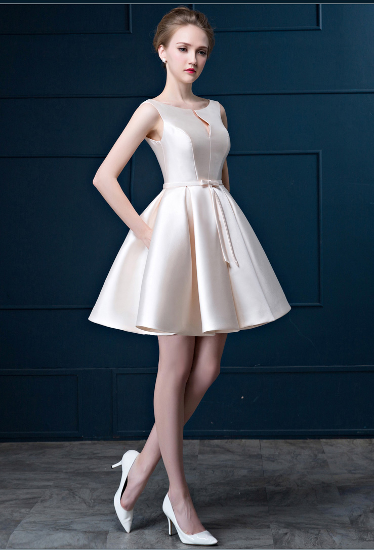พร้อมเช่า ชุดราตรีสั้น แบบแขนกุด ผ้าซาตินเรียบหรู กระโปรงทรงA แต่งโบว์2ชั้น ช่วงเอว สีครีม Champagne (เชือกผูกหลัง)