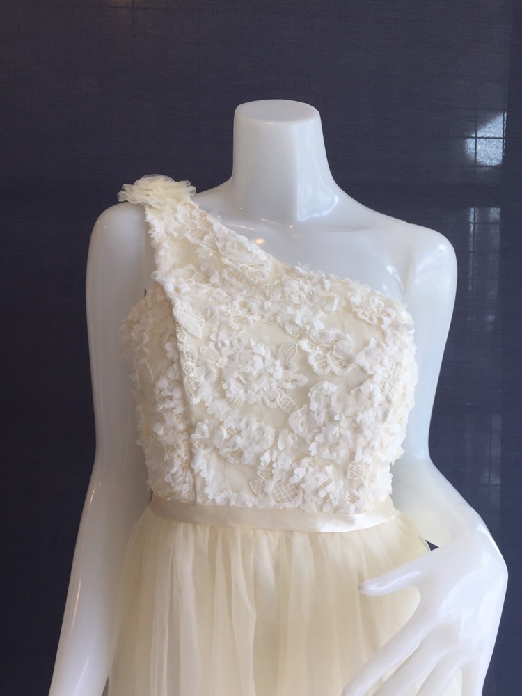 พร้อมส่ง ชุดราตรีสั้น เพื่อนเจ้าสาว แบบ E ไหล่เดียว ดอกไหล่ซ้าย แต่งลูกไม้นูนช่วงอกสวย สีครีม (จับสม๊อกด้านหลัง)