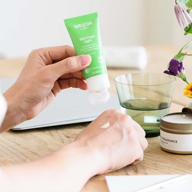 ครองใจผู้ใช้กว่า 90 ปี! WELEDA Skin Food ครีมสำหรับคนผิวแห้ง มือแห้ง 75 ml.