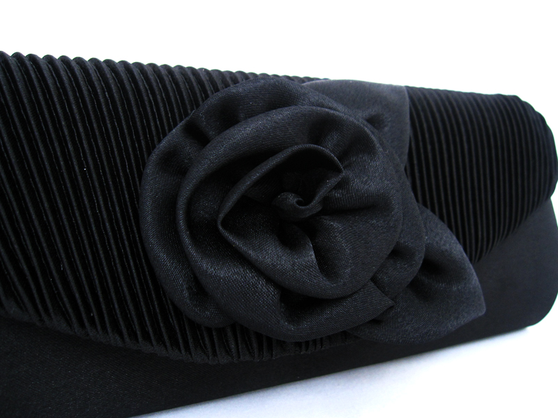 Sale พร้อมส่ง Evening Clutch กระเป๋าออกงาน สีดำ ผ้าซาตินอัดพลีต แต่งดอกกุหลาบ