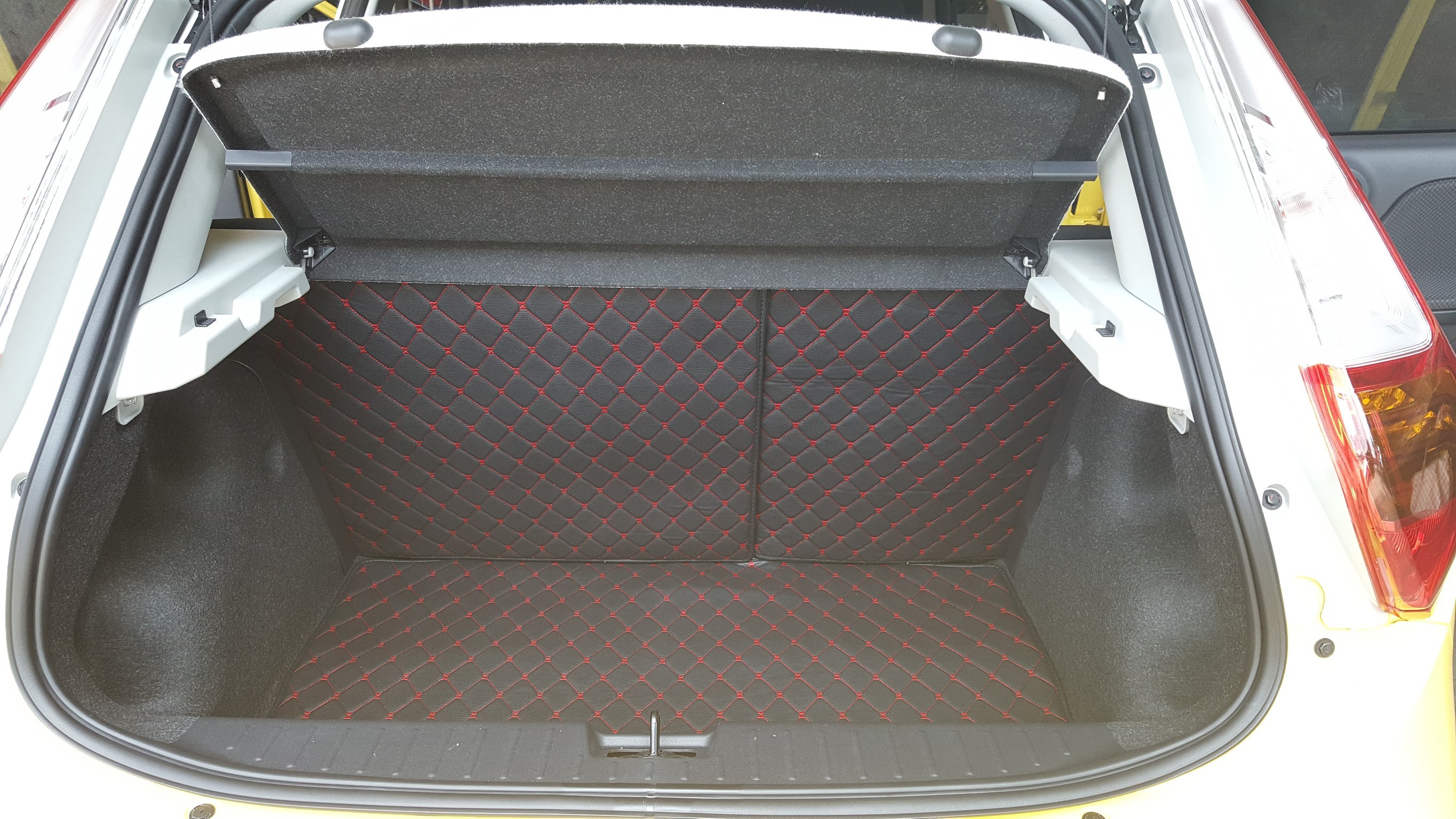 MG3 ปูพรม6D สีดำด้ายแดง เต็มคัน