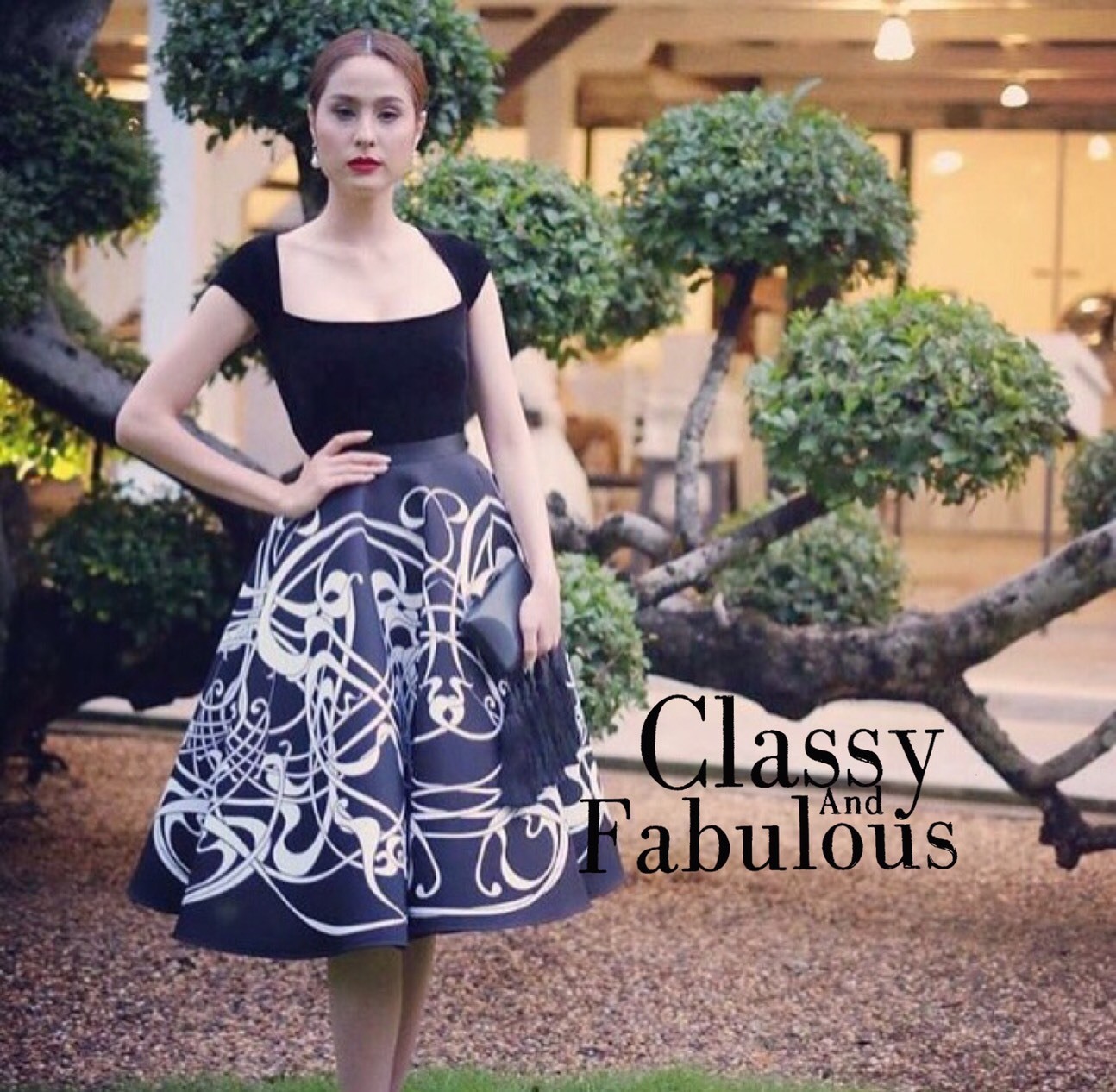 พร้อมเช่า Set ชุดออกงาน Body Suit กำมะหยี่ สีดำ คู่กับกระโปรงพิมพ์ลาย ทรงวินเทจ