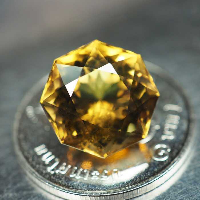 พลอยซิทรินสีเหลือง 6 กะรัตทรงแปดเหลี่ยม