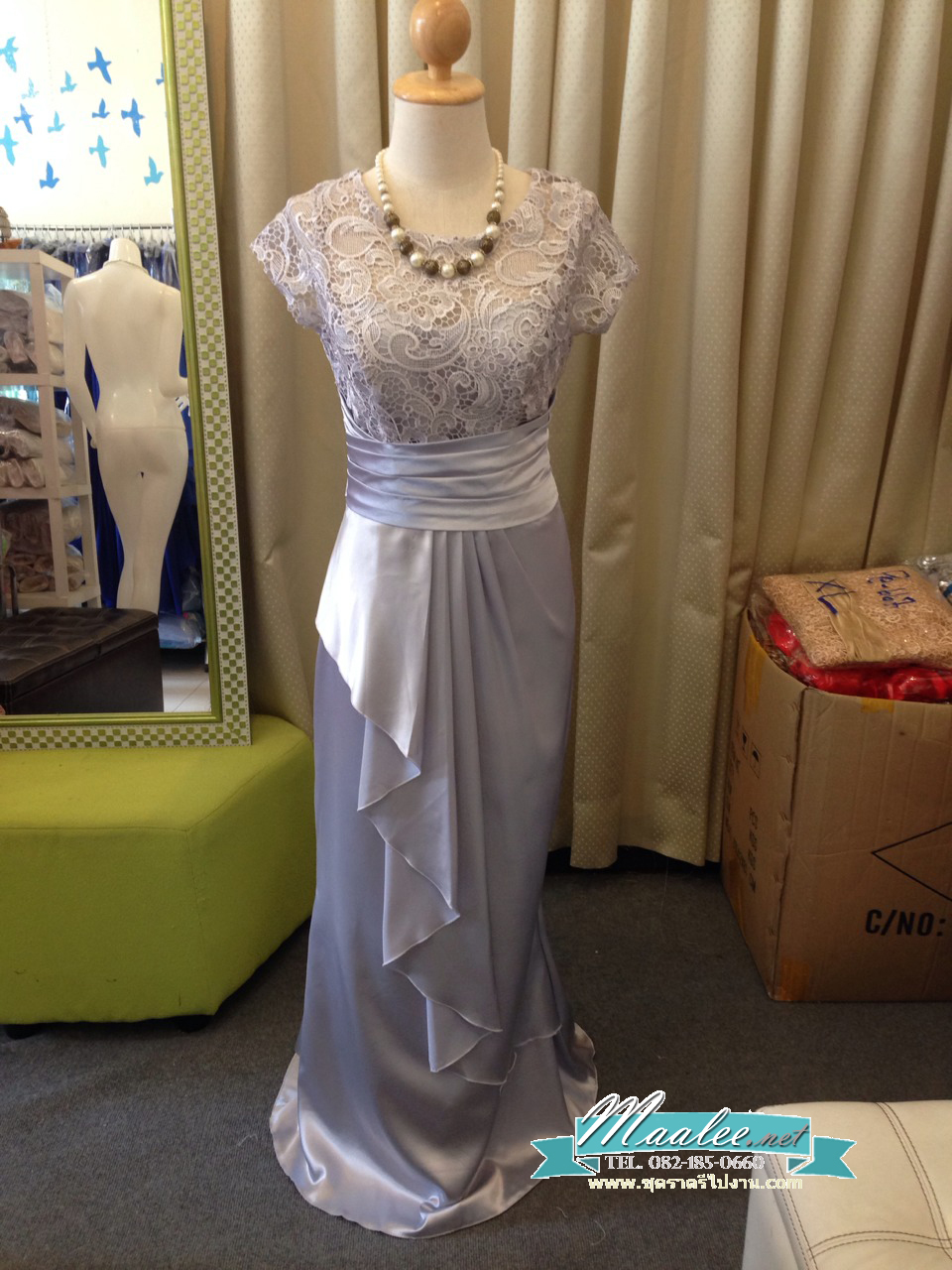 พร้อมเช่า ชุดราตรียาว แขนสั้น ผ้าซาติน จับจีบตีเกล็ดช่วงเอว เนื้อผ้าลูกไม้ เรียบหรู สีเทา