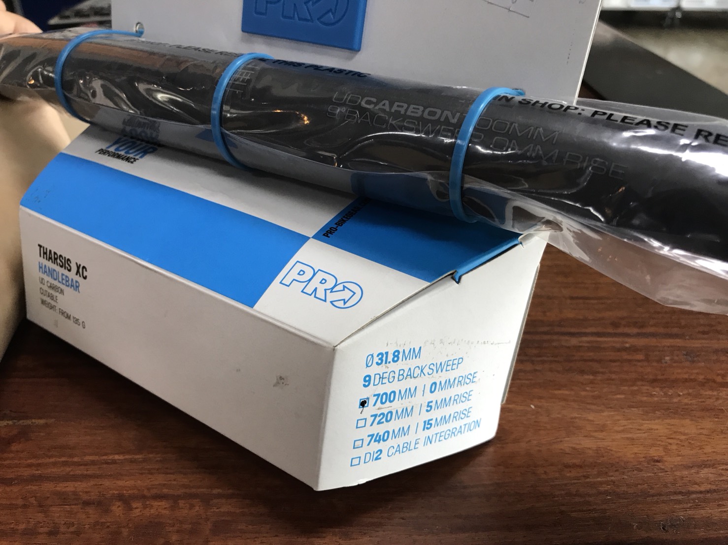 แฮนด์ตรงคาร์บอน PRO Tharsis XC Flat Carbon Handlebars Top, 31.8 , 740mm