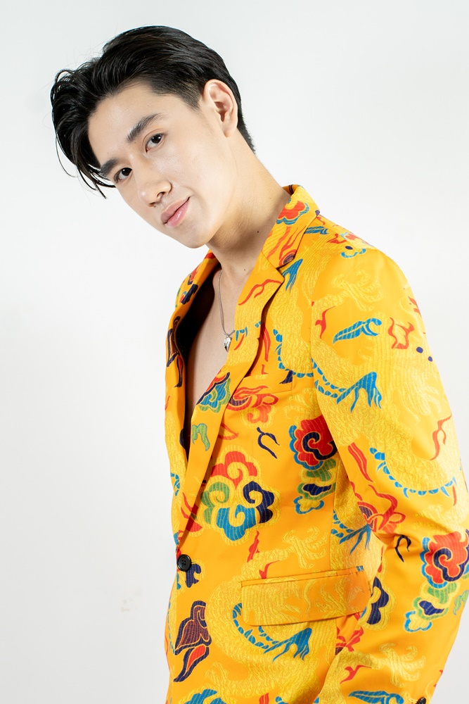 พร้อมเช่า ชุดสูทจีนชาย สีเหลืองทอง พิมพ์ลายกราฟฟิก สไตล์จีน *ไม่มีเสื้อกั๊ก*