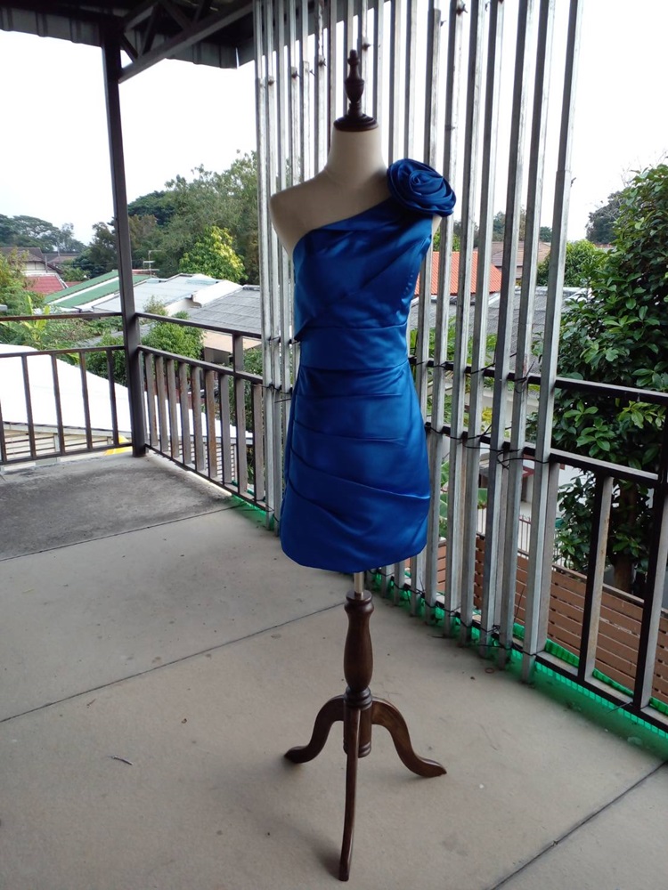 พร้อมเช่า ชุดราตรีสั้น ไหล่เฉียง เข้ารูป ตีเกล็ดช่วงกระโปรง ระบายตรงอก แต่งดอกไม้ที่ไหล่ สีน้ำเงิน