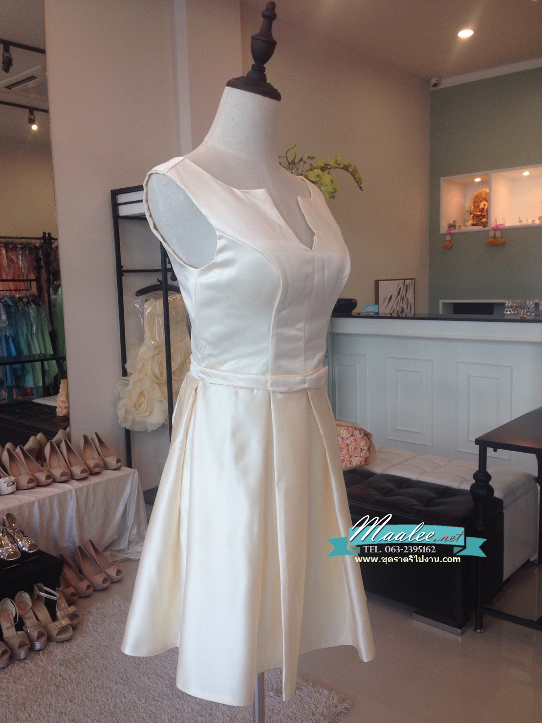 พร้อมเช่า ชุดราตรีสั้น แบบแขนกุด สีครีม (เชือกผูกหลัง)