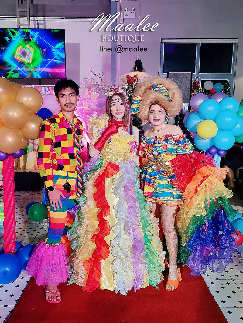 พร้อมเช่า ชุดแฟนซียาว ไหล่เดียว สีรุ้ง ระบายฟูสวย ช่วงอกปักเลื่อมแต่งดอก (ซิปหลัง)