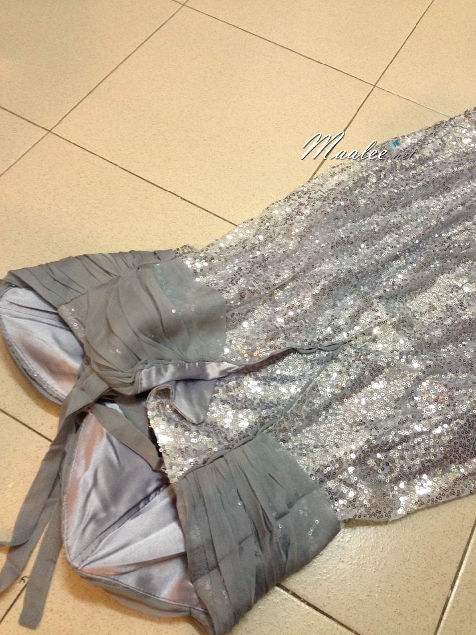 พร้อมเช่า ชุดราตรีสั้น เกาะอก สีเทา เข้ารูปปักเลื่อม อกแต่งผ้าชีฟอง หางปลาสามารถถอดได้