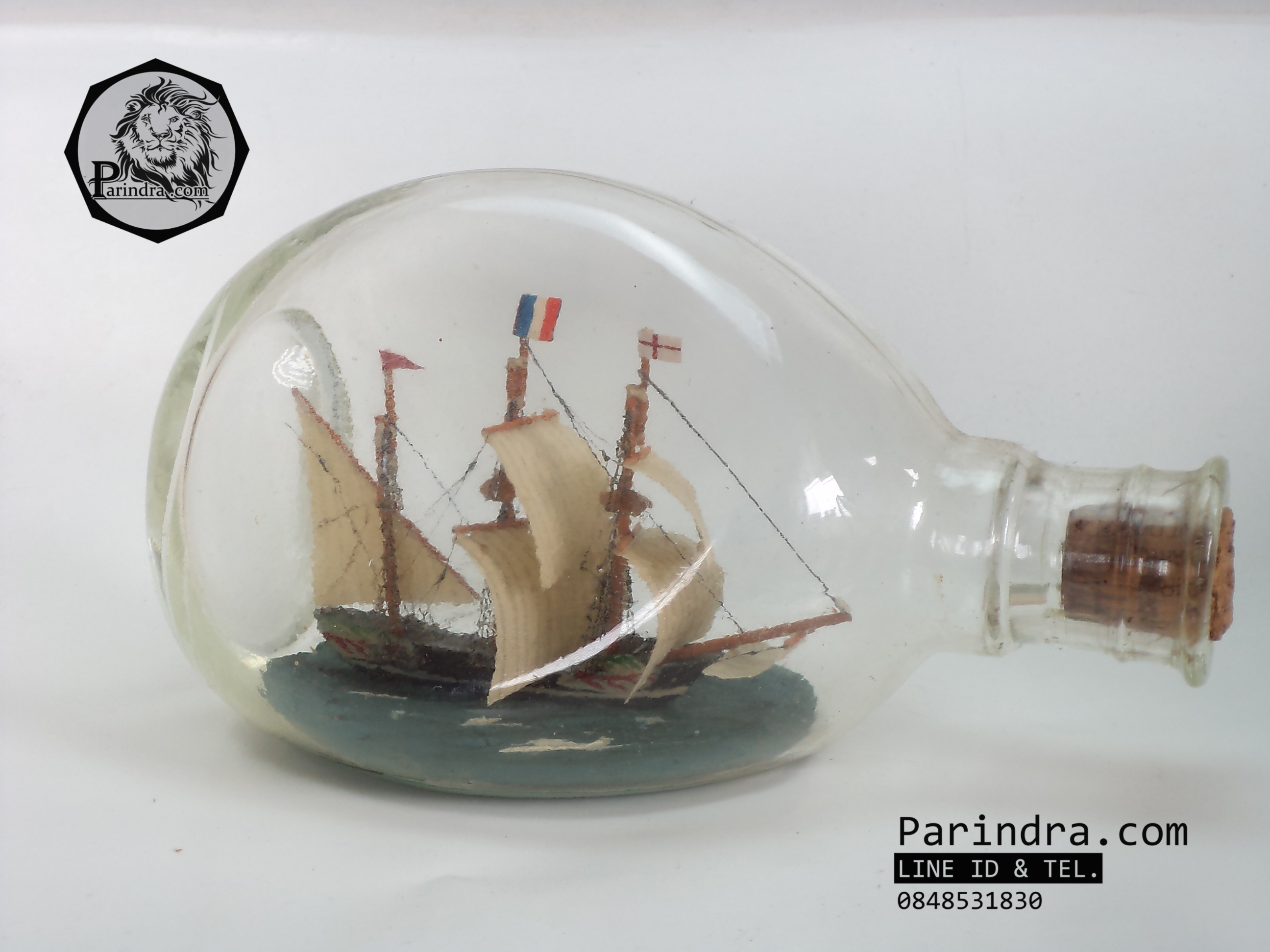 โมเดลเรือสำเภาไม้ในขวดแก้วสามเหลี่ยม