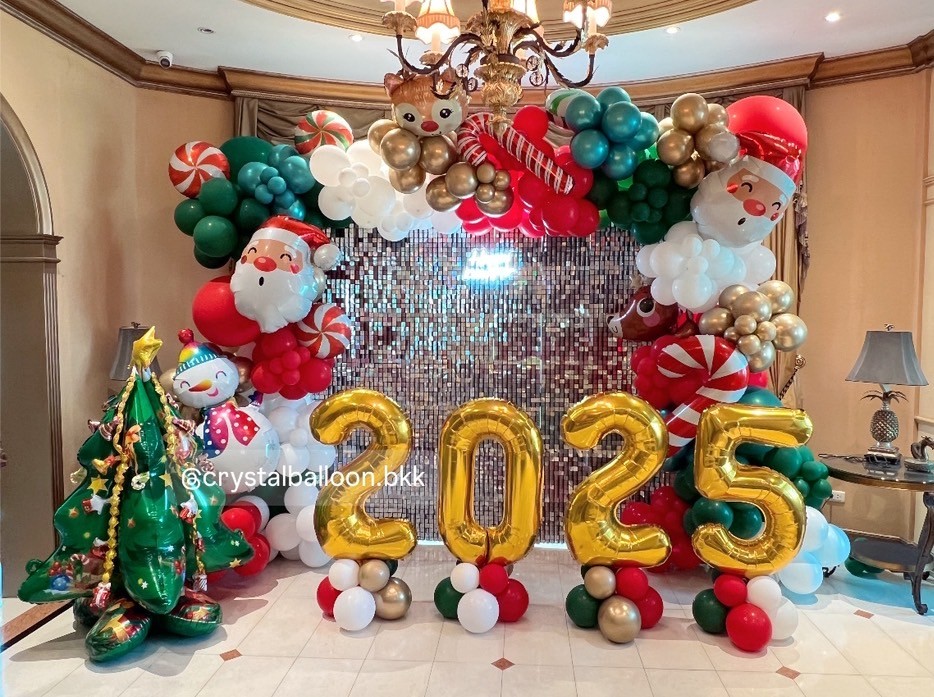 Organic Backdrop ฉากวิบวับ สีเงิน ขนาด 2.4x3 เมตร Theme Chrismas พร้อม ฟอยล์ตัวเลข ตั้งฐาน 4 ชิ้น พร้อม ป้ายไฟ Happy New Year พร้อมตกแต่ง สามารถเปลี่ยนสีลูกโป่ง/เปลี่ยนข้อความ/เปลี่ยนฟอยล์ตกแต่งได้