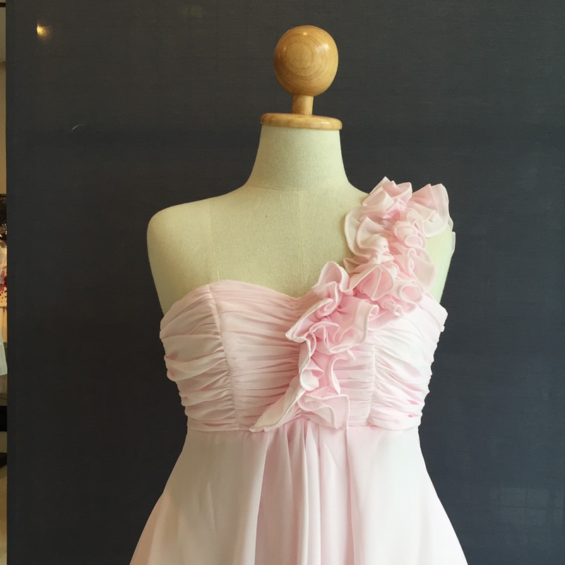 พร้อมส่ง ชุดราตรีสั้น ไหล่เดียว จับเดรปหน้าอก แต่งระบายช่วงไหล่ สีชมพู