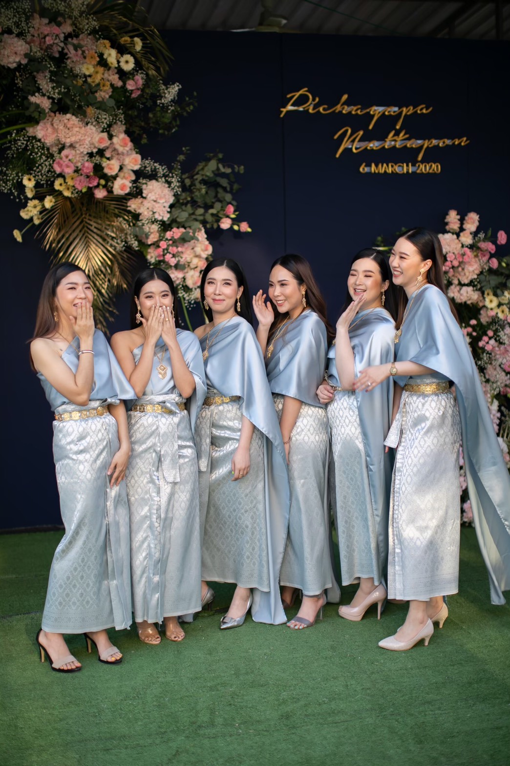 เช่า ชุดไทย ชุดเพื่อนเจ้าสาว ชุดไทยผ้าถุงสีเทาเงิน สไบเรียบ สีเทาเงิน