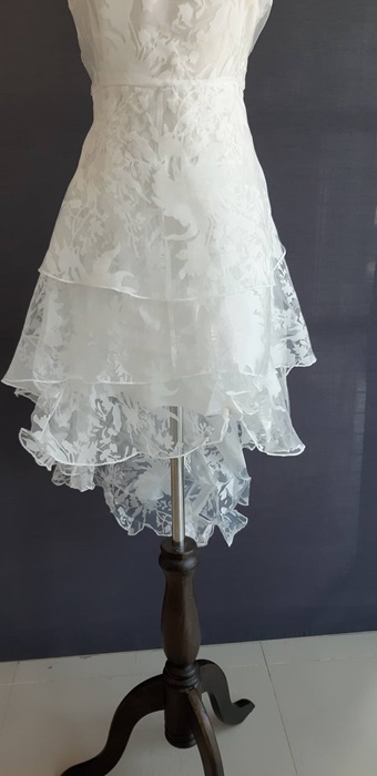 Pre-order เดรสขาว พรีเวดดิ้ง หน้าสั้นหลังยาว แขนกุด ลายดอกไม้ เรียบหรู