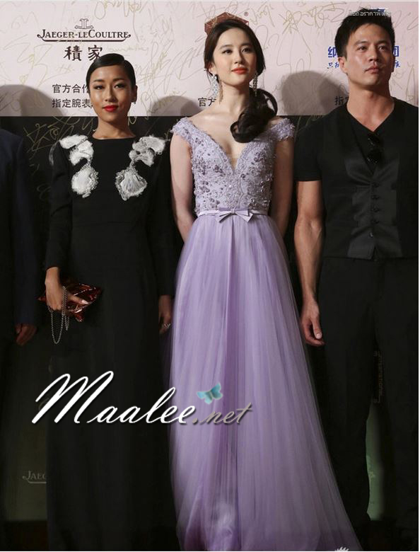 พร้อมส่ง ชุดราตรียาว แบบไหล่ปาด ช่วงอกแต่งเลื่อมปักมุกสวยหรู + โบว์ช่วงเอว กระโปรงตาข่ายนิ่ม สีม่วง (เชือกผูกหลัง)