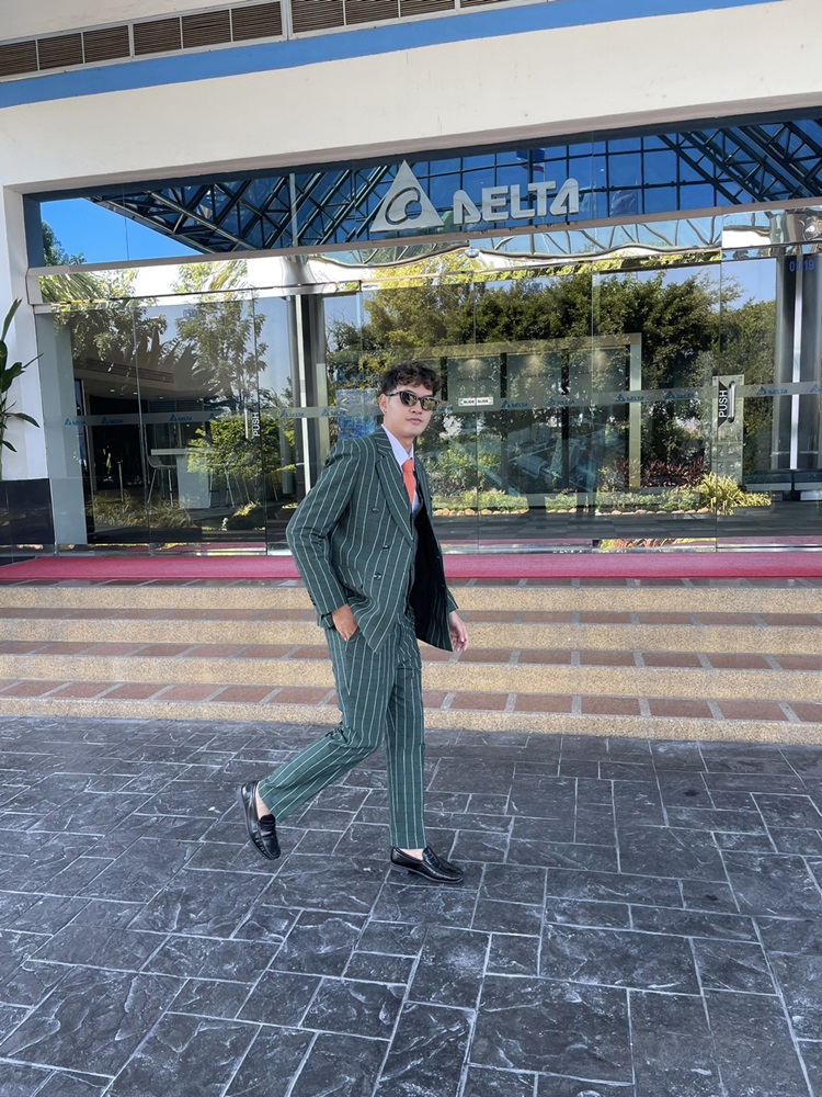 พร้อมเช่า ชุดสูทชาย สีเขียว ลายทางเก๋ๆ (พร้อมเสื้อกั๊ก)