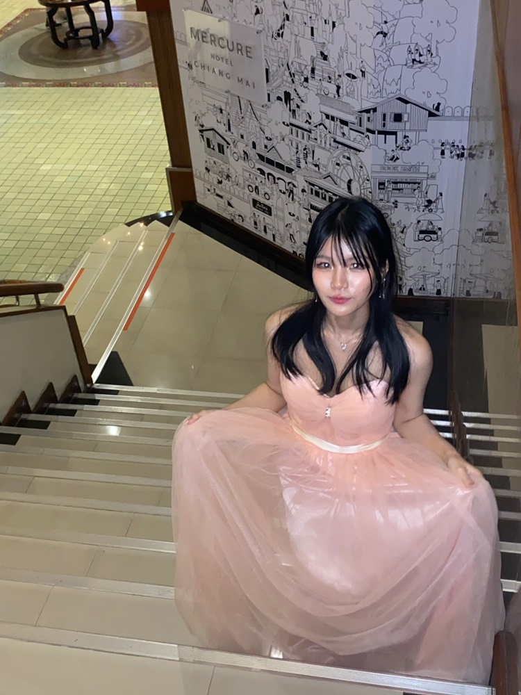 พร้อมเช่า ชุดราตรียาว เกาะอก ผ้าตาข่ายนิ่มทั้งชุด อกจับจีบ แซมด้วยแผงคริสตัล & คาดเอวริ้บบิ้นผูกโบว์ สีชมพูโอโรส (ซิปหลัง)