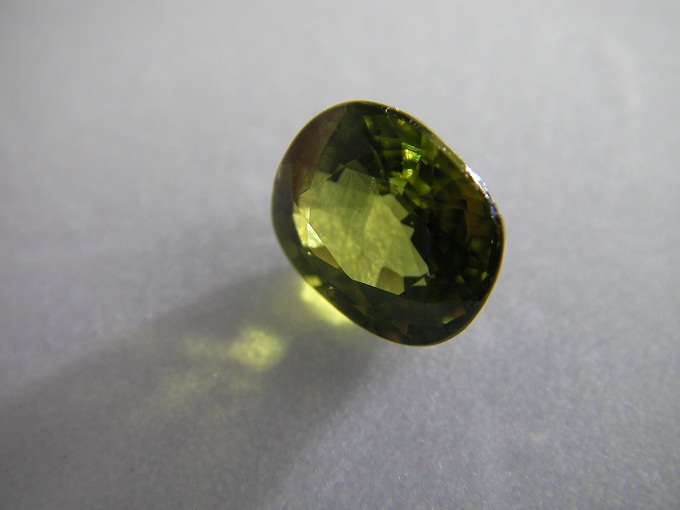 Green Sapphire unheated พลอยดิบ ใบเซอร์ BGL-Q01752 มรกต (เขียวส่อง) (Green Sapphire)ดิบไม่เผา VVS-IF ขนาดพลอย 5.71 x7.56 x3.90 mm.1.73 ct.