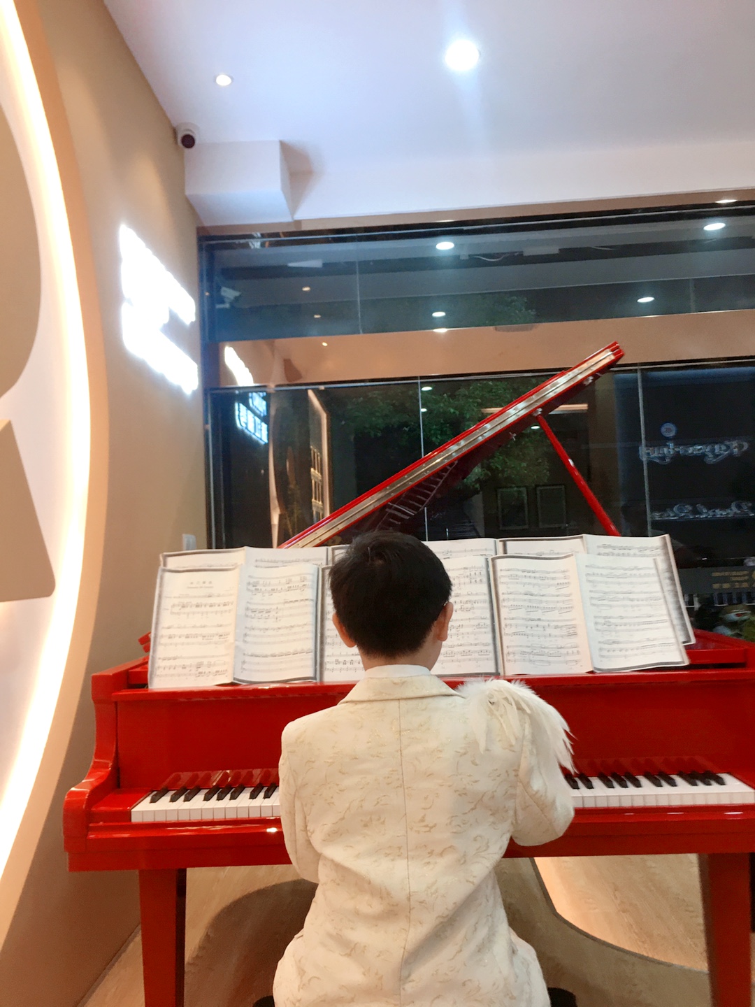 Pre-order ชุดสูทเด็กชาย สีขาวครีม ทอลายสามมิติ