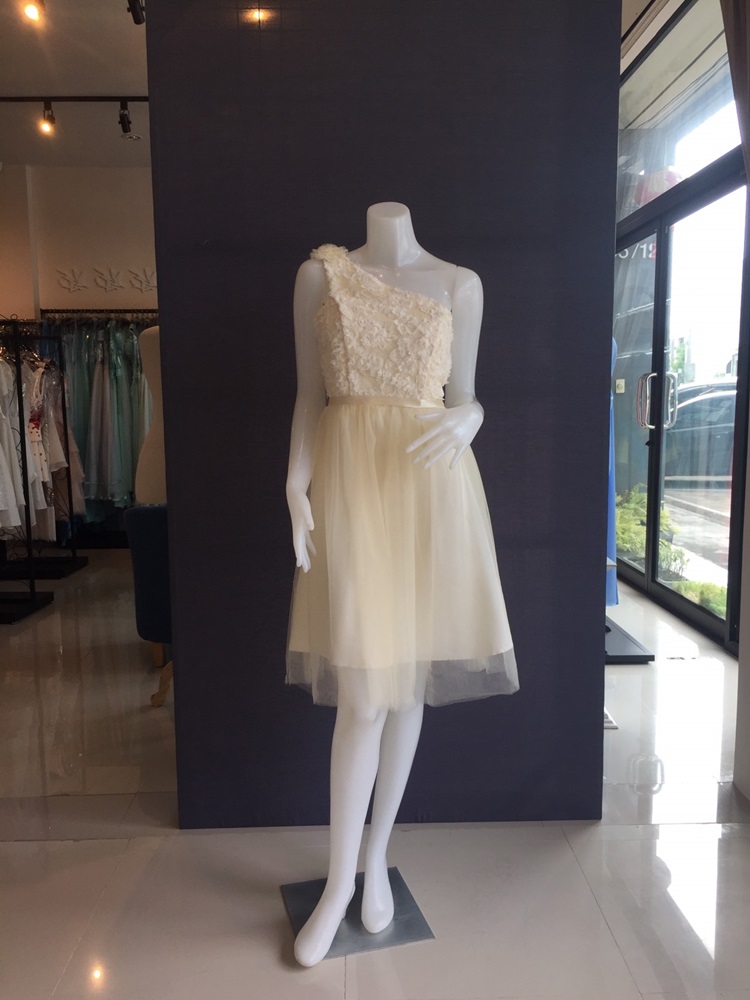 พร้อมส่ง ชุดราตรีสั้น เพื่อนเจ้าสาว แบบ E ไหล่เดียว ดอกไหล่ซ้าย แต่งลูกไม้นูนช่วงอกสวย สีครีม (จับสม๊อกด้านหลัง)