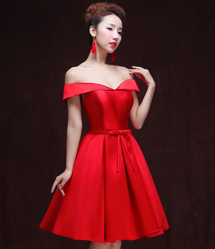 พร้อมเช่า ชุดราตรีสั้น แบบไหล่ปาด สไตล์วินเทจผ้าไหมดัชเชส กระโปรงทรงA แต่งโบว์ช่วงเอว (เชือกผูกหลัง) สีแดง