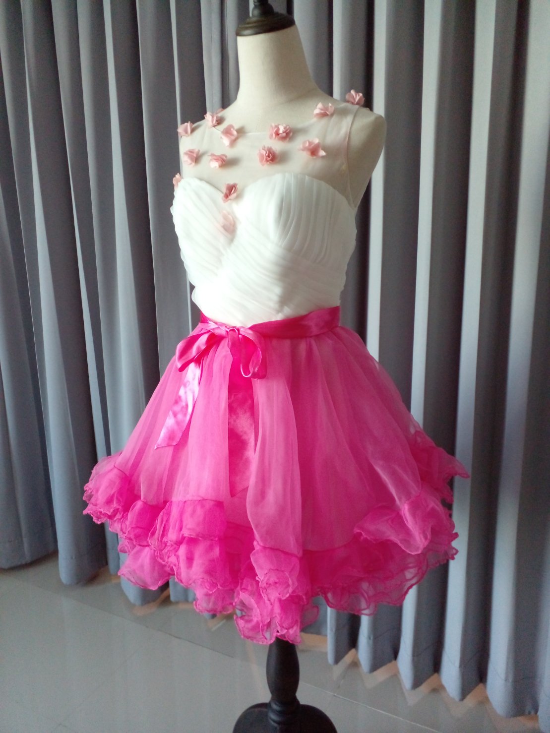 พร้อมเช่า ชุดแฟนซี ชุดราตรีสั้น กระโปรงผ้าแก้วย้วยพองฟู น่ารักมาก แต่งดอกไม้ช่วงอก สีชมพู