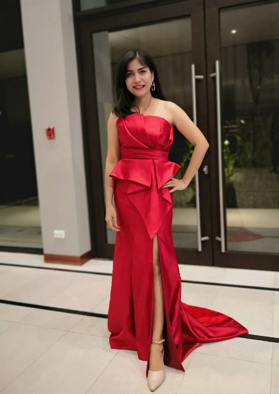 พร้อมเช่า ชุดราตรียาว แบบเกาะอก ทรงหางปลาแหวกหน้าขา สีไวน์แดง จับจีบตีเกล็ด เนื้อผ้าซาติน