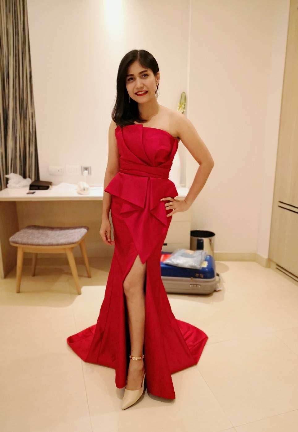 พร้อมเช่า ชุดราตรียาว แบบเกาะอก ทรงหางปลาแหวกหน้าขา สีไวน์แดง จับจีบตีเกล็ด เนื้อผ้าซาติน