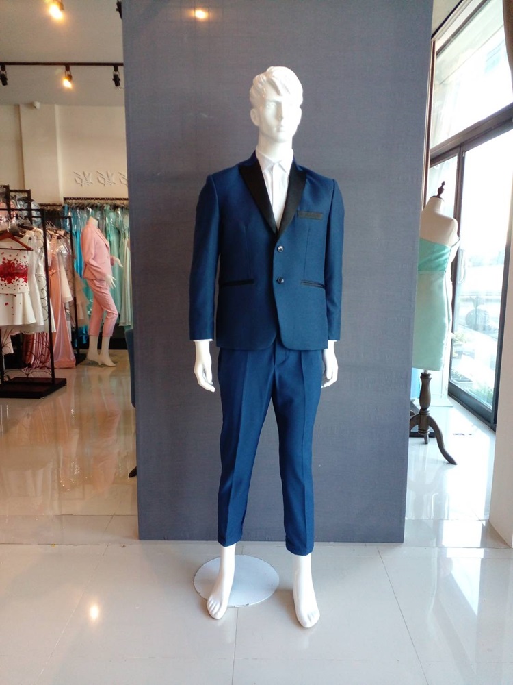 พร้อมเช่า ชุดสูทชาย สีน้ำเงิน แต่งปกสีดำ 2 กระดุม เนื้อผ้าเนี้ยบ