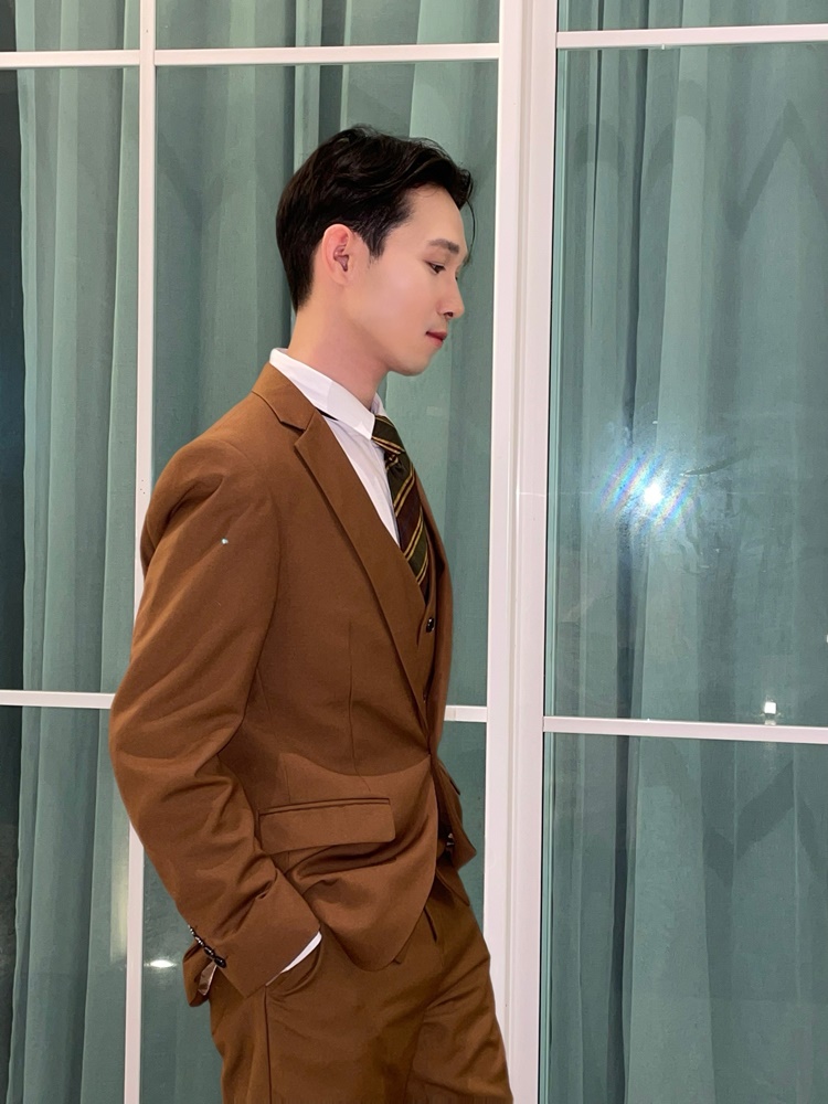 พร้อมเช่า ชุดสูทชาย สีน้ำตาล คลาสสิก รุ่นกระดุมเดียว (พร้อมเสื้อกั๊ก)