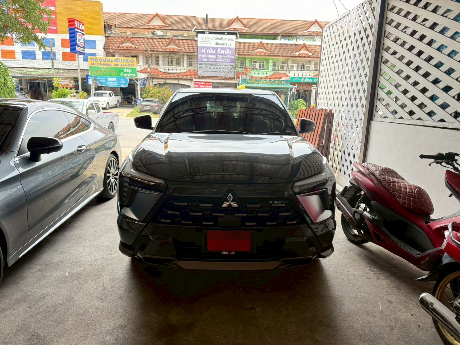 พรมปูพื้นรถยนต์ Mitsubishi X-Force 2025 ปูพรม7D สีน้ำตาลเข้มด้ายอง เสริมด้วยพรมดักฝุ่น สีเทา