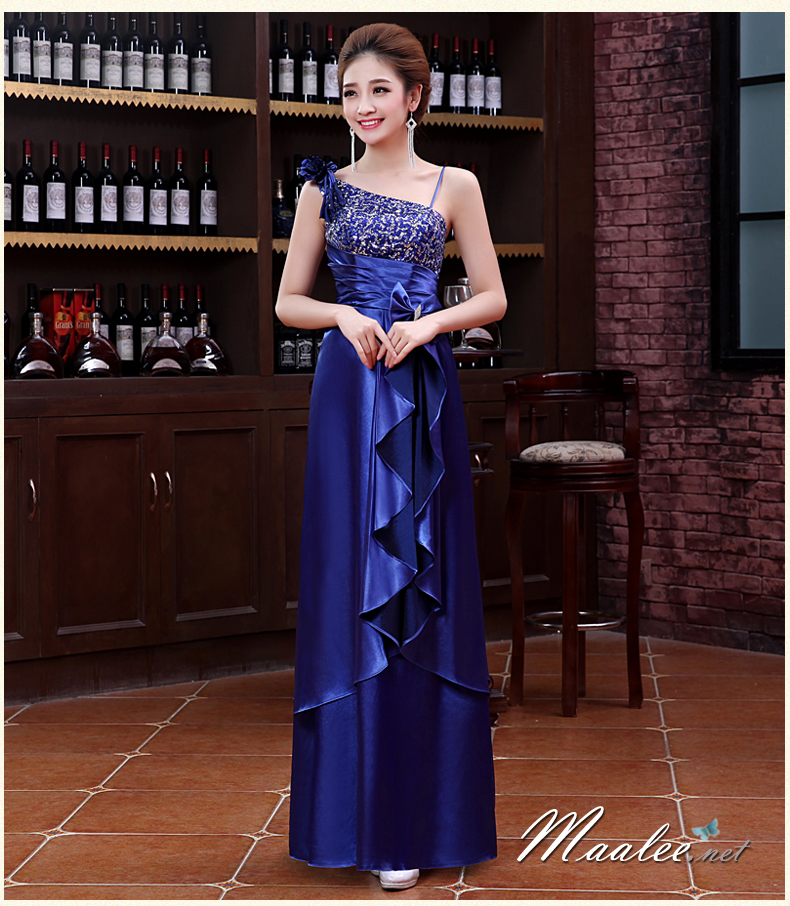 พร้อมเช่า ชุดราตรียาว ไหล่เฉียง สีน้ำเงิน ปักเลื่อมไล่สี จับจีบแต่งโบว์ช่วงเอว ประดับดอกไม้สวยหวานบนไหล่