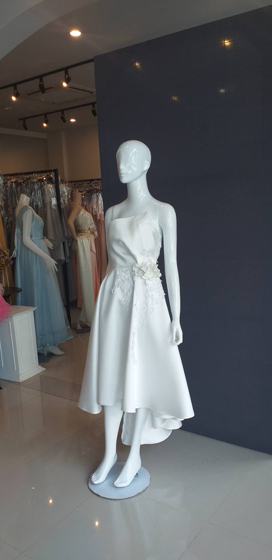 พร้อมเช่า ชุดแต่งงาน มินิมอล ชุดหมั้น เกาะอก หน้าสั้นหลังยาว