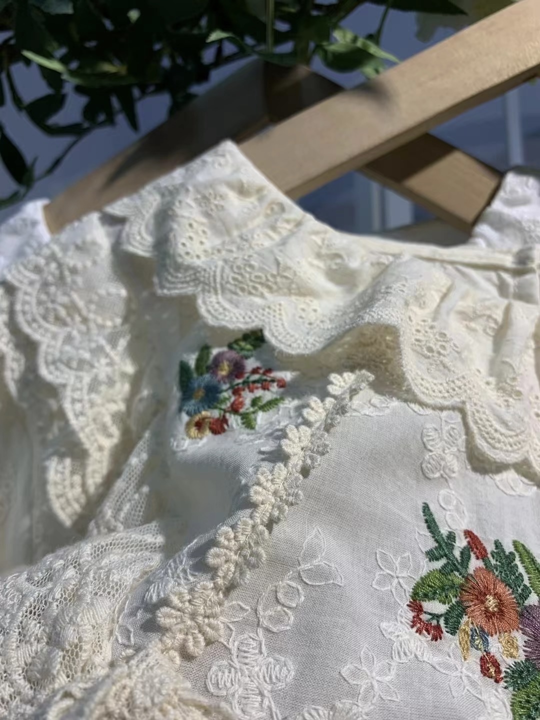 เสื้อผ้าลูกไม้ลายปักแต่งคอระบาย