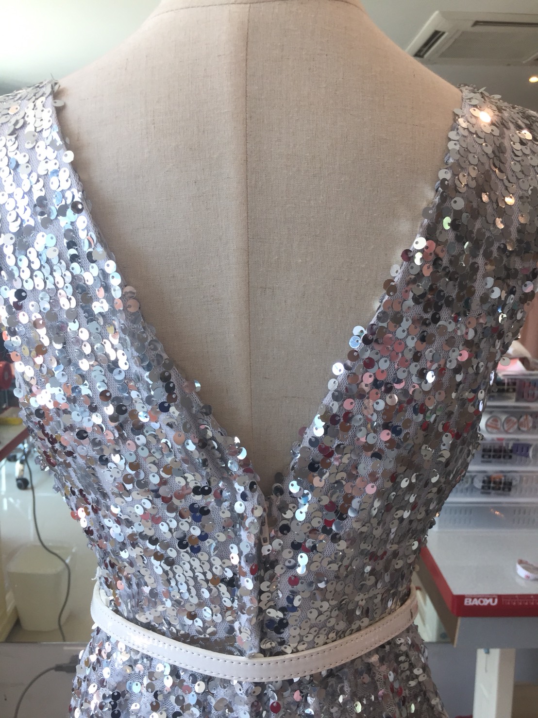 พร้อมเช่า ชุดราตรียาว แขนกุด ปักเลื่อมทั้งชุด มาพร้อมเข็มขัด ใส่ออกงานกลางคืน เด่นมาก สีเงิน